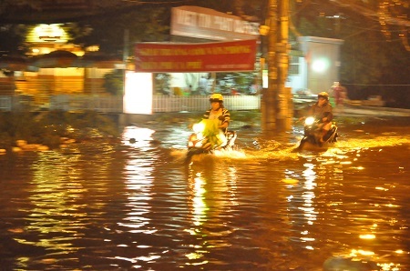 Nước ngập đến nửa bánh xe