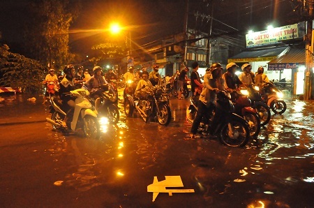 Nước ngập đến nửa bánh xe