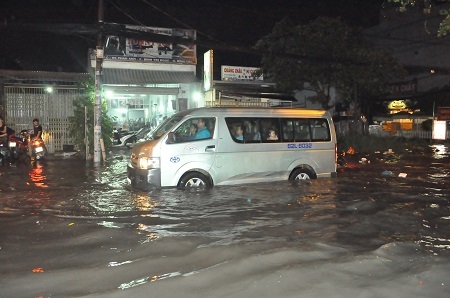 Nước ngập đến nửa bánh xe