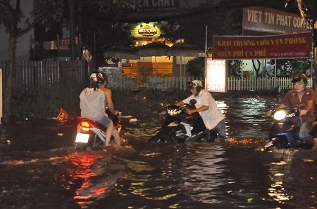 Nước ngập đến nửa bánh xe
