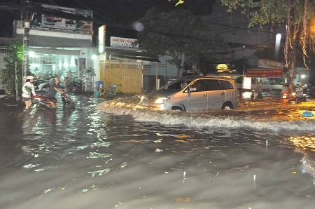 Nước ngập đến nửa bánh xe