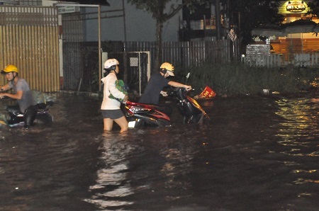 Nước ngập đến nửa bánh xe