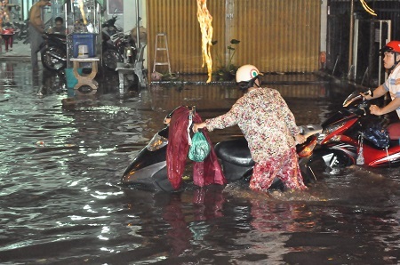 Nhiều tuyến đường ngập sâu