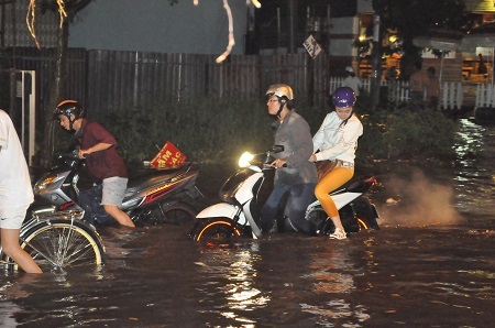 Nhiều tuyến đường ngập sâu