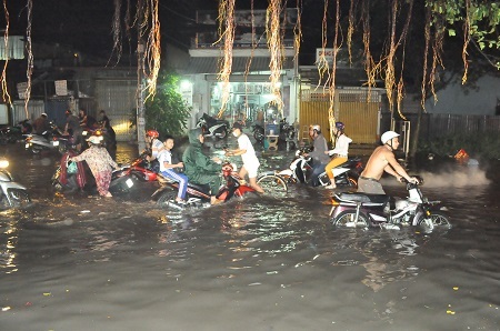 Nhiều tuyến đường ngập sâu