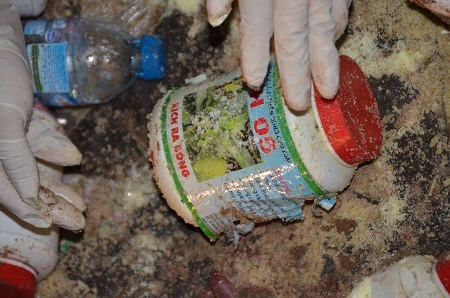 Một chai phân vi sinh thành phẩm của công ty Đặng Huỳnh thu giữ tại hiện trường vụ nổ