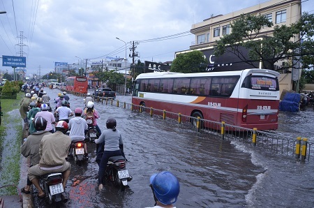 Các phương tiện ùn ứ trên đường Kinh Dương Vương.