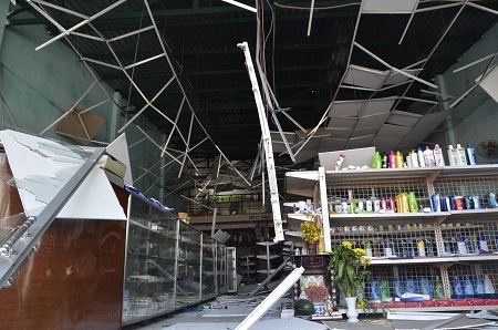 Nhiều nhà dân tan hoang sau vụ nổ