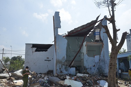 Một ngôi nhà của người dân bị phá hủy hoàn toàn