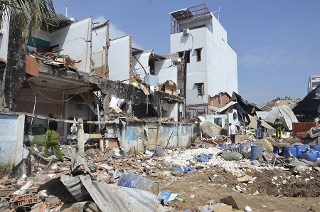 Vụ nổ khiến nhiều nhà dân xung quanh bị phá hủy hoàn toàn.