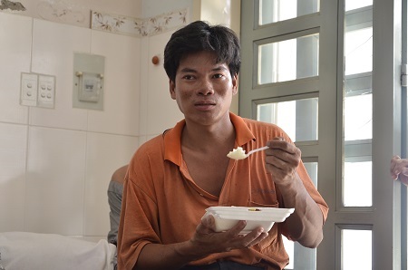 Anh Hùng phải ăn cơm hộp suốt 3 ngày nay.