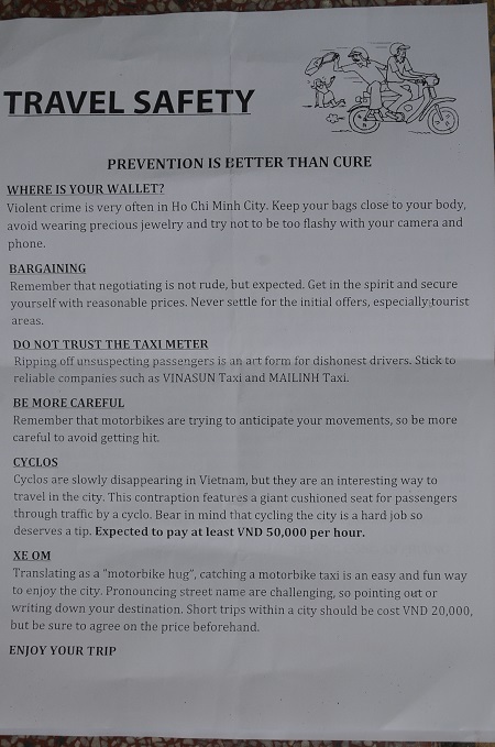 Nội dung tờ bướm được công an đưa đến tận tay những du khách nước ngoài