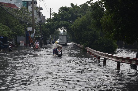 Nhiều tuyến đường ngập nặng sau mưa lớn