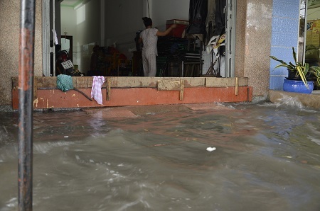 Người dân phải dùng ván để ngăn lũ