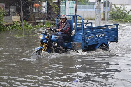 Đường Phan Anh ngập hết bánh xe