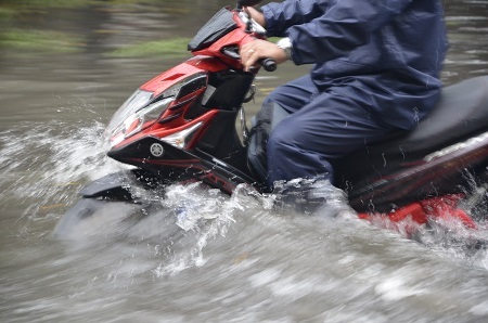 Đường Phan Anh ngập hết bánh xe