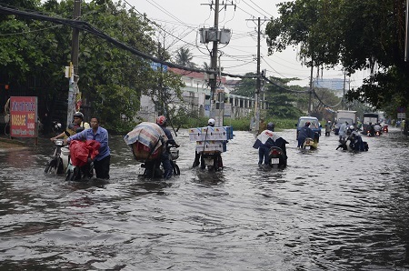 Các phương tiện chết máy la liệt trên đường