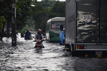 Một số nơi ngập hơn nửa xe gắn máy