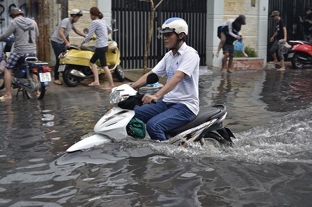Một số nơi ngập hơn nửa xe gắn máy