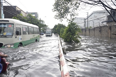 Nước ngập mênh mông trên đường Tô Hiệu