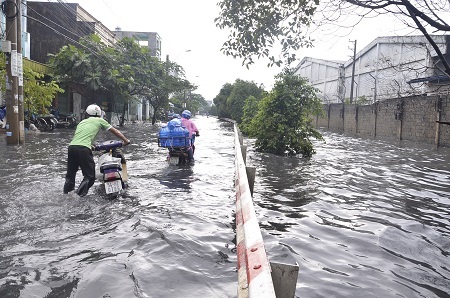 Đường Tô Hiệu và con Kênh Nước Đen bên phải hòa vào một