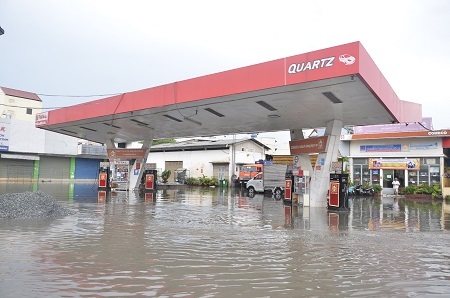 Cây xăng bị nước cô lập