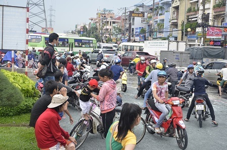 Các phương tiện ùn ứ trên đường Kinh Dương Vương.
