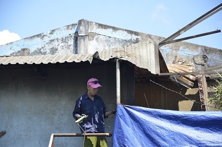 Công nhân của xưởng dùng bạt che hiện trường vụ nổ, ngăn không cho báo chí tác nghiệp