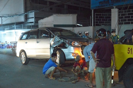 Chiếc ô tô gây tai nạn được kéo đi