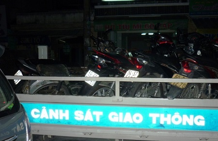 Lực lượng chức năng đưa các phương tiện  về trụ sở công an phục vụ công tác điều tra