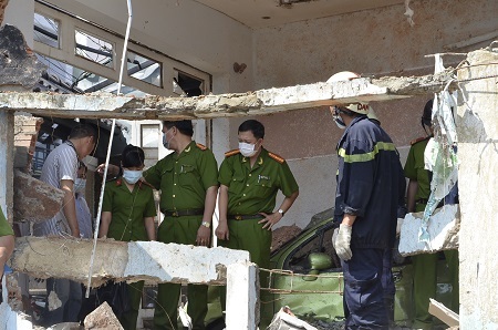 Lực lượng chức năng tiến hành khám nghiệm hiện trường để tìm nguyên nhân vụ nổ