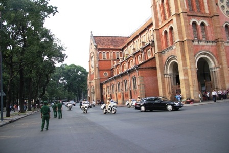 Đoàn xe chở Tổng thống đến khu vực Nhà thờ Đức Bà.