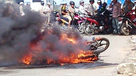 Bất lực nhìn chiếc xe cháy dữ dội.