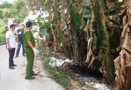 Lực lượng công an đang tiến hành khám nghiệm hiện trường.