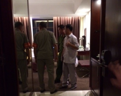 Công an có mặt để khám nghiệm hiện trường vụ mất trộm mặt nhẫn kim cương trong khách sạn 4 sao