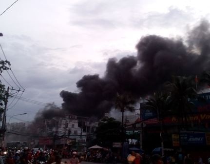 Cột khói bốc cao hàng chục mét