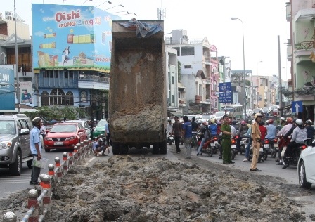 Chiếc xe ben gặp sự cố khiến hàng chục mét khối bùn đổ xuống đường