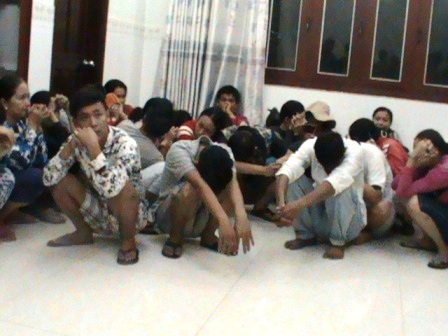 Các đối tượng tham gia đánh bài ăn tiền bị bắt quả tang