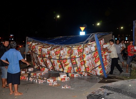 Hiện trường xe tải chở bia lật gần chân cầu Sài Gòn