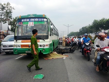 Xe buýt cán chết người đi bộ, giao thông kẹt cứng nhiều giờ  - 1 Hiện trường vụ tai nạn