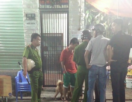 Thanh niên ôm bình gas đòi tự tử khiến khu phố náo loạn - 1 Cảnh sát bao vây bên ngoài căn nhà mà Linh đòi tự tử bằng bình gas