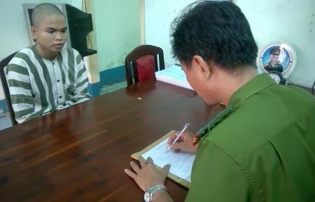 Vây bắt 2 đối tượng lừa bán vàng giả - 1 Công an lấy lời khai