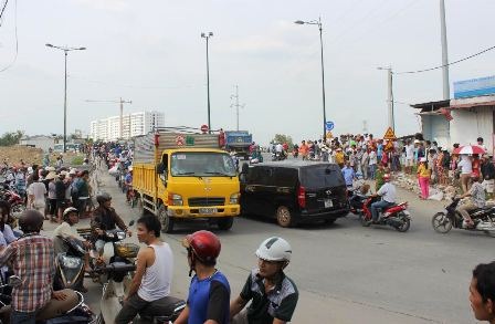 Chồng đau đớn nhìn vợ chết thảm dưới bánh xe tải - 1 Hiện trường vụ tai nạn thương tâm.