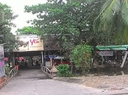 Một bảo vệ bị người đàn ông lạ mặt chém tới tấp - 1 Quán ăn nơi ông Thạnh bị nghi can Phú chém tới tấp