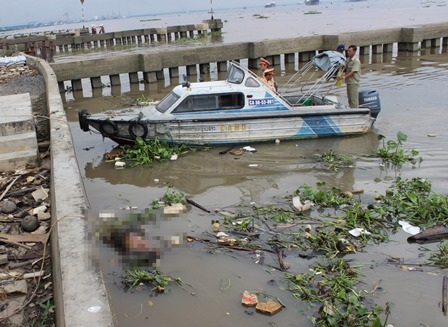 Phát hiện xác thanh niên trôi sông cùng 300 ngàn trong túi - 1 Thi thể nạn
nhân đươc phát hiện trên sông Nhà Bè