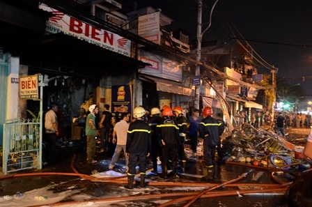 Lực lượng chữa cháy quận Bình Thạnh có mặt tại hiện trường