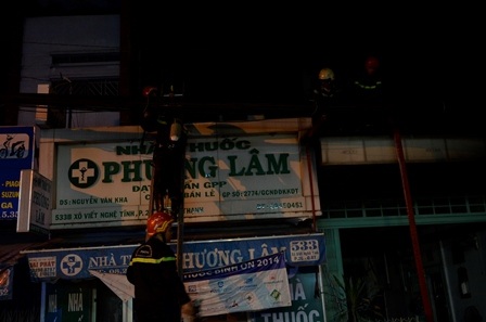 Các chiến sĩ tiếp cận từ nhiều hướng khác nhau để dập lửa