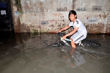 Đạp xe trong nước đen đặc