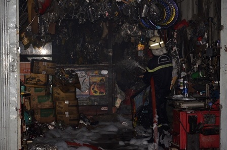 Các chiến sĩ tiếp cận từ nhiều hướng khác nhau để dập lửa