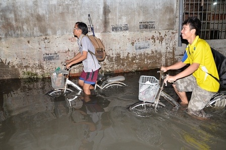 Đạp xe trong nước đen đặc